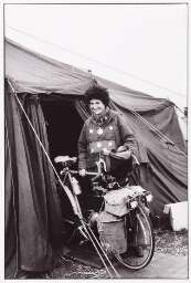 Vrouw met bepakte fiets in het Vrouwenvredeskamp bij vliegbasis Volkel. 1984