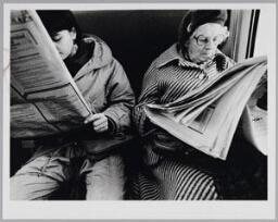 Twee vrouwen lezen de krant in de trein. 198?