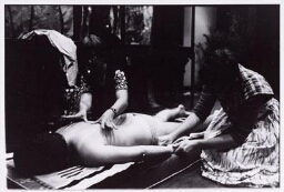 Twee vrouwen masseren een vrouw tijdens een lijfweek op de volkshogeschool Drakenburgh te Baarn in augustus 1979. 1979