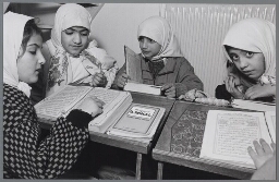 Koranles voor meisjes, om te kunnen integreren is het belangrijk je eigen identiteit te ontwikkelen. 1990