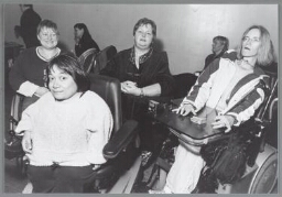 Tijdens de 8 maart-viering bespreekt de initiatiefgroep vrouwen met een handicap: 'Wat doen we om de positie van vrouwen met een handicap te verbeteren?' V.l.n.r.: Ciska Pijpers, Lydia van den Heuvel, Yolan Koster-Droese en Roelofje Mussche. 2003