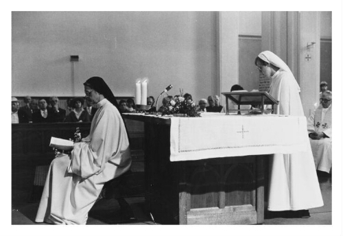 Cisterciënserinnen tijdens een professie van de orde der Cisterciënsers. 1983