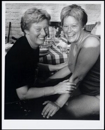 Portret van Jantien en Rochelle, oprichtster van de Stichting Vuurvlinder 1996