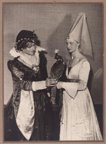 Portret van twee gekostumeerde vrouwen, die in het toneelstuk Spieghel Historiael, beroemde historische vrouwen verbeelden 1931