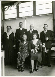 Johanna Westerdijk met laboratoriumbediende Jan Kiljan, zijn vrouw en ouders tijdens de viering van zijn 25-jarig dienstverband bij het Phytopathologisch Laboratorium 1940