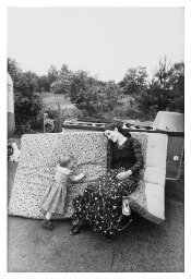 Woonwagenvrouw met kind. 1980
