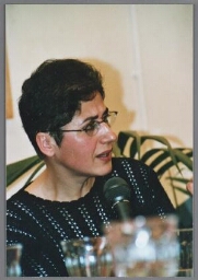 Iraans-Nederlandse Parvin Shahbazy tijdens de nieuwjaarsborrel van Zami 2002 over vluchtelingenvrouwen in samenwerking met MCE (Projectbureau Multiculturalisatie en Emancipatie, voorheen Emancipatiebureau Amsterdam). 2002