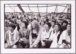 Publiek in tent tijdens Vondelparkdemonstratie/manifestatie met ballonvaart: Wij Vrouwen Eisen Abortus Vrij 1980