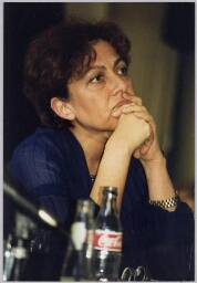 Fatma Özgümüs, directeur van VON, Vluchtelingen Organisaties Nederland, tijdens Café Zamicasa over beeldvorming en vreemdelingenbeleid. 1999
