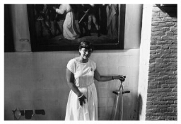 Een vrouw zoekt genezing door gebed. 1985