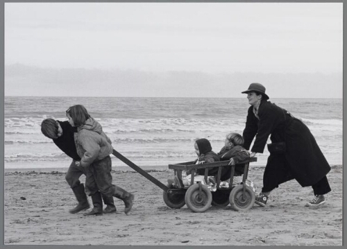 Moeder met kinderen aan het strand. 1990