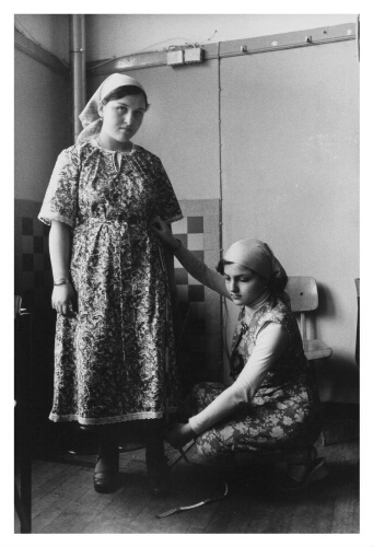 Twee Turkse meisje tijdens de naailes 1979