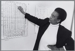 Zwarte vrouw geeft eigen taal onderwijs. 1998