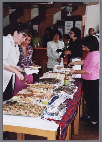 De catering tijdens de discussiemiddag over integratie georganiseerd door Stichting Zami, Pinay sa Holland, Chebba Meidenplaza, de Marokkaanse Vrouwenvereniging Nederland (MVVN) en Stichting Sitara in buurtcentrum Lydia, Amsterdam 2004