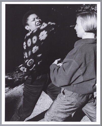 Vrouwen tonen zelfverdediging in de praktijk in het Vondelpark 1994