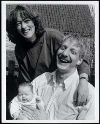 Mieke Goudt (medewerker Vrouwenkrant) met haar man en kind 1992