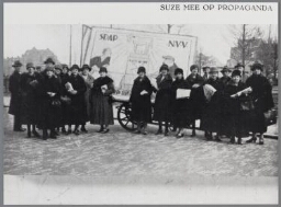 Foto van voornamelijk vrouwen voor een propagandabord op een handkar met tekst SDAP NVV 191?