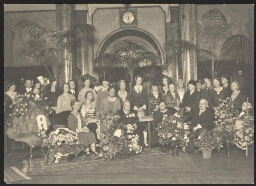 Groepsfoto van de Nationale Vrouwenraad van Nederland tijdens het feest ter ere van Elisabeth Baelde's zeventigste verjaardag 1929