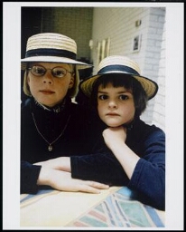 Twee meisjes met een hoedje op 1999