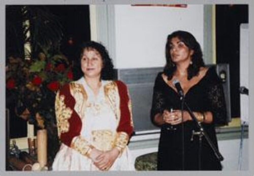 Shahadija Zeca Galjus (l.), een Roma vrouw die als jeugdhulpverlener voor de Roma actief is, en Lalla Weiss (r.), coördinator van de Landelijke Sinti Vereniging, geven voorlichting aan de zaal tijdens een ZamiCasa (activiteiten- en eetcafé van Zami) 1998