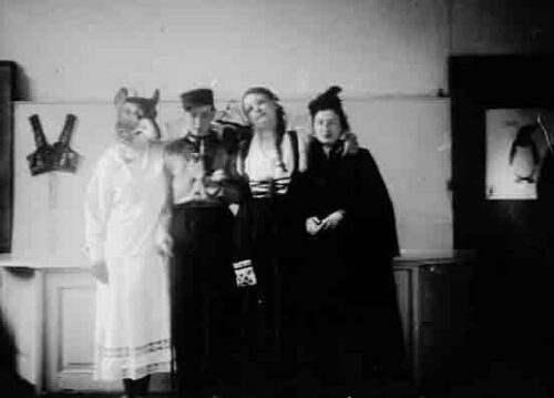 Tijdens een schoolfuif een uitvoering van een toneelstuk door meisjes leerlingen van het gymnasium 1933