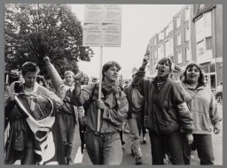 Demonstratie richting Binnenhof waar de vrouwentroonrede uitgesproken zal worden 1986