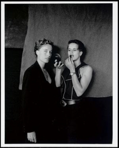 Portret van Lisette Kraal (links) met vriendin 1994