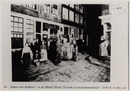Bijschrift: 'De 'Wagen van Boldoot' in de Blinde Hoek (Tweede Looierdwarsstraat)'.