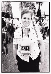 Moeders van het Plaza de Mayo: de 'Dwaze Moeders', demonstreren, een moeder heeft een kaart omgehangen met foto's van twee mannen/zonen, die al vermist zijn sinds 1977. 1984