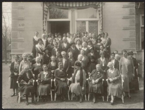 Groepsfoto van een Nederlandse vrouwenorganisatie (waarschijnlijk de Nationale Vrouwenraad van Nederland) 1930?