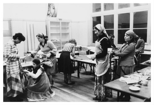 Turkse meisjes tijdens de naailes. 1979
