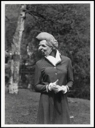 Portret van iemand die verkleed is als zijnde de Britse politica Margaret Thatcher staand in een park 198?