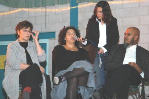 Bircan Bozbey (staand), gemeenteraadslid GroenLinks, leidt een discussie  tijdens het 15-jarig jubileum van sociaal cultureel vrouwenvereniging Aasra 2007