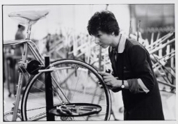 Monteur in Gazellefabriek zet racefietsen in elkaar en stelt ze af. 1990