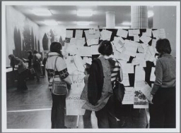 Informatiestands en prikborden op het Vrouwentribunaal. 1976