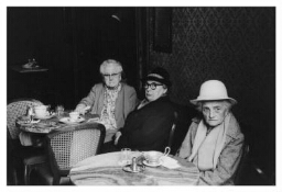 Drie oudere Hongaarse vrouwen drinken een kop koffie. 1976