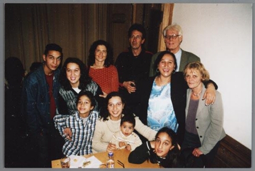 Shahadija Galjus (blauwe blouse, zwart jasje) met haar familie en vriendens tijdens de Zami Award 2002 met als thema 'Intergenerationele samenwerking' 2002