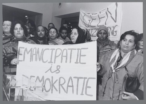 Vier foto's van een protestbijeenkomst van vrouwen tegen het asielzoekers uitzettingsbeleid voor vrouwen 1996