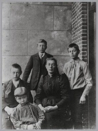 Annette Versluys-Poelman (8 juni 1853- 10 februari 1914) met haar kinderen 189?