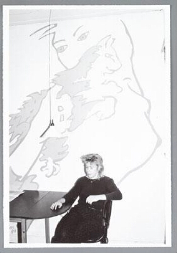 Beeldend kunstenaar Lidwien Meerman staat voor de muurschildering in vrouwenruimte 'de Kat' 1984