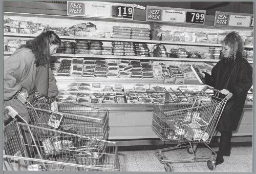 Twee vrouwen in een supermarkt. 1988
