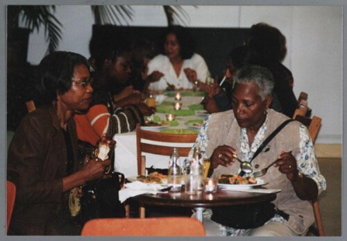 De maaltijd tijdens de Hindostaans-Surinaamse Zamicasa georganiseerd in samenwerking met Lalla Rookh. 1998