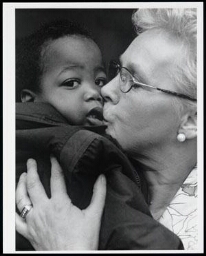 Vrouw zoent een kleine zwarte jongen 1995
