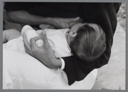 Een baby aan de borst. 1984