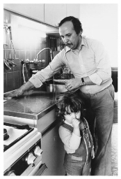 Marokkaanse vader en kind in de keuken. 1980