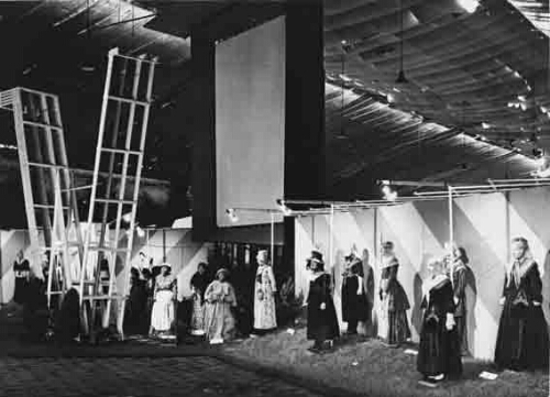 Stand van de afdeling 'De vrouw in de mode': 'Vrouwelijke Kleederdrachten v/d Provincies en Oost en West Indië' op de tentoonstelling 'De Nederlandse Vrouw 1898-1948'. 1948