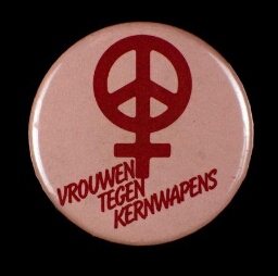 Button. 'Vrouwen tegen kernwapens'