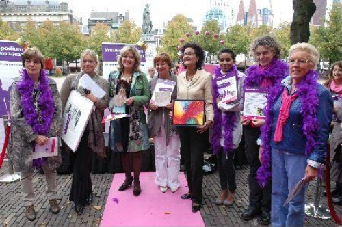 Het Vrouwenpodium op Prinsjesdag bij de ingang van de Tweede Kamer aan het Plein te Den Haag