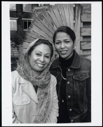 Portret van Farida Pattisahusiwa (hoofddoek) en Vera Tentua van de organisatie Vrouwen voor vrede op de Molukken voor samenwerking moslima's en christenvrouwen 2000
