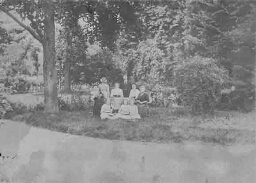 In de tuin van huize 'Het Veen' in Heerde. 1912